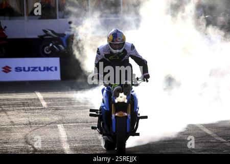 Stuntfahrer Aras Gibieza tritt am 14. Mai 2016 auf dem Suzuki Gixxer Bike in Mumbai, Indien, auf Stockfoto