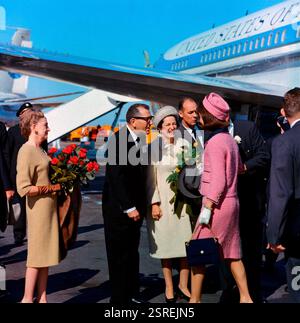 First Lady Jacqueline Kennedy (in rosa Anzug) kommt auf Love Field in Dallas, Texas an und grüßt (von L-R): Elizabeth 'dearie' Cabell; Dallas Mayor Earle Cabell; Lady Bird Johnson; und Vizepräsident Lyndon B. Johnson (meist hinter Mrs. Kennedy versteckt). Der Geheimdienst des Weißen Hauses Rufus Youngblood steht hinter dem Vizepräsidenten und Mrs. Johnson. Datum: 22. November 1963 Stockfoto