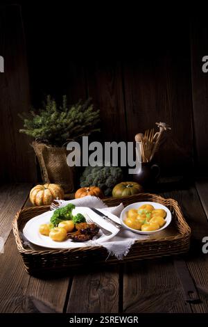 Knödel mit Kürbismus und gegrillten Rippchen Stockfoto