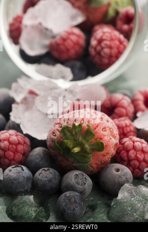 Closeup Schuß gefrorene Himbeeren, Brombeeren und Erdbeeren Stockfoto
