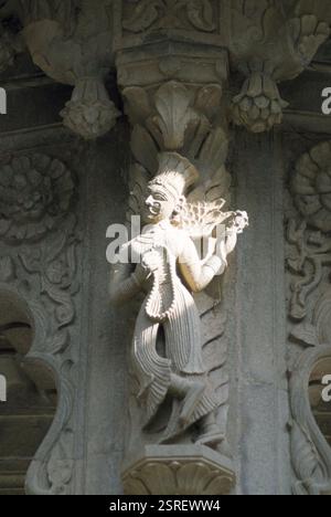 Eine weibliche Federmütze auf ihrem Kopf und Flügel zu ihr in Stein gemeißelt an der Wand des Chhatri im Maheshwar Tempel, Madhya Pradesh, Indien, Asien Stockfoto