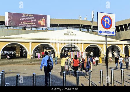 Mira Straße Bahnhof Eingang, Mumbai, Maharashtra, Indien, Asien Stockfoto