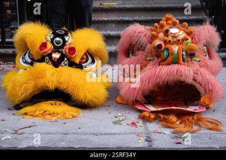 New York, Usa. Februar 2025. Nahaufnahme der Löwenköpfe während der Veranstaltung. Mehr als 20 Lion-Tanztruppen durchstreifen die Straßen von New Yorks Chinatown für den Super Saturday zu Ehren des Lunar New Year. (Foto: Syndi Pilar/SOPA Images/SIPA USA) Credit: SIPA USA/Alamy Live News Stockfoto