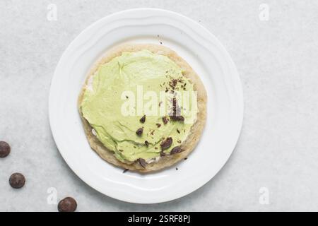 Blick von oben auf große hausgemachte Mint- und Schokoladenchips-Kekse auf einer weißen Platte, Blick von oben auf Backwaren-Mint- und Schokoladenchips-Kekse Stockfoto