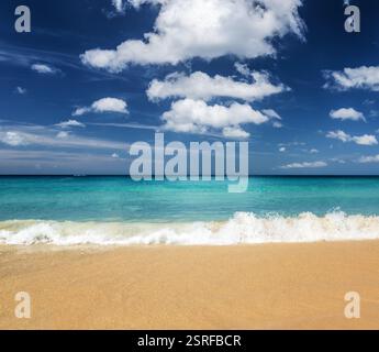 Wunderschöner tropischer Strand und blauer Himmel. Stockfoto