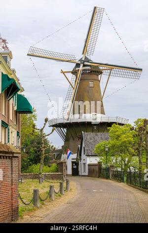 Europa, Niederlande, Holland. Utrecht, Loenen aan de Vecht, Dorpsstraat. Windmühle. Stockfoto