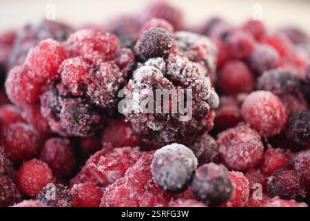 Gefrorene gemischte Beeren in Nahaufnahme Stockfoto