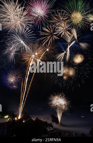 Feuerwerk über dem Rhinefall, um traditionell den Schweizerischen Nationalfeiertag am 1. Zu feiern. August jedes Jahres Stockfoto