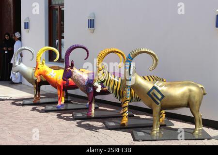 Farbenfrohe Ziegenstatuen - Bait Al Bagh Museum - Al Saidiya Street altes Muskatsultanat von Oman Stockfoto