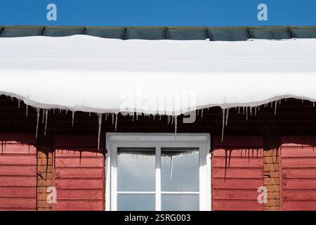 Freudenstadt, Deutschland. Februar 2025. Eiszapfen hängen von dem Dach eines Hauses im Nationalpark Schwarzwald (Freudenstadt) in der Sonne. Quelle: Silas Stein/dpa/Alamy Live News Stockfoto