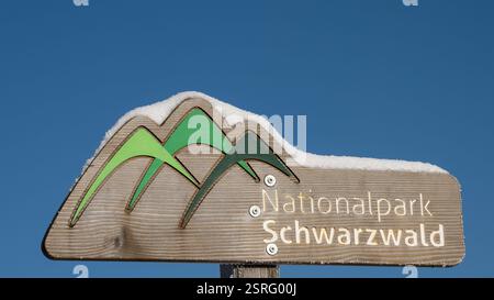 Freudenstadt, Deutschland. Februar 2025. Ein Schild mit der Aufschrift „Nationalpark Schwarzwald“ steht im Nationalpark (Bezirk Freudenstadt). Quelle: Silas Stein/dpa/Alamy Live News Stockfoto
