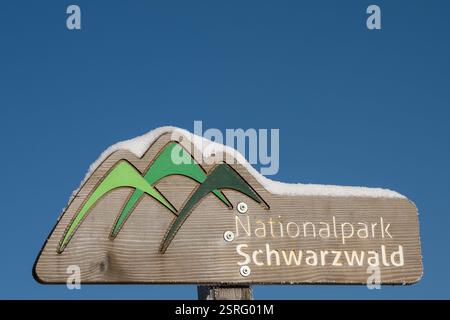 Freudenstadt, Deutschland. Februar 2025. Ein Schild mit der Aufschrift „Nationalpark Schwarzwald“ steht im Nationalpark (Bezirk Freudenstadt). Quelle: Silas Stein/dpa/Alamy Live News Stockfoto