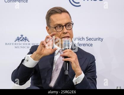 München, Deutschland. Februar 2025. Alexander Stubb, Präsident Finnlands, während der Konferenz. Die 61. Münchner Sicherheitskonferenz (MSC) findet vom 14. Bis 16. Februar 2025 im Hotel Bayerischer Hof in München statt. Quelle: Peter Kneffel/dpa/Alamy Live News Stockfoto