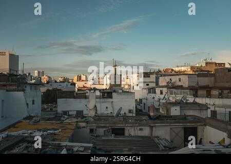 Blick aus der Vogelperspektive auf die Altstadt von Casablanca Medina vom Dachcafé Marokko Stockfoto