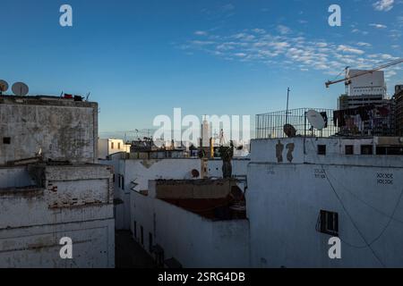 Blick aus der Vogelperspektive auf die Altstadt von Casablanca Medina vom Dachcafé Marokko Stockfoto