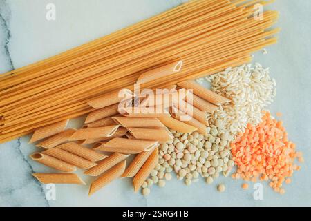 Vollkornnudeln, brauner Reis, rote Linsen, grüne Linsen Stockfoto