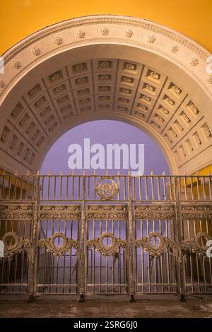 Das vertikale Foto des historischen Tors mit geschmiedeten Metallgittern, ein architektonisches Merkmal, in Stavropol, Russland. Stockfoto