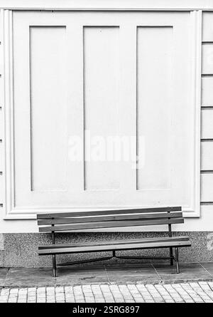 Einsamkeit in Einfachheit – Eine einsame öffentliche Bank Stockfoto