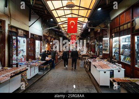 GAZIANTEP, TURKIYE - 01. FEBRUAR 2025: Historischer Kupferschmied-Basar in Gaziantep Stockfoto