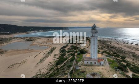 Luftaufnahme des Sonnenaufgangs auf dem Tombolo von Trafalgar, Andalusien Stockfoto