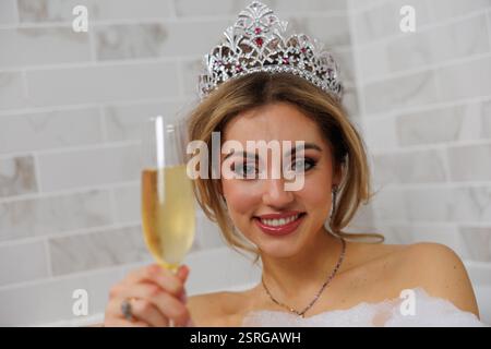 De Panne, Belgien. Februar 2025. Neu gewählte Miss Belgium 2025 Karen Jansen posiert für den Fotografen während des traditionellen ersten Drehs der neuen Miss im Plopsa Hotel in Plopsaland, in Adinkerke, de Panne, Sonntag, den 16. Februar 2025. Gestern gewann die 23-Jährige den jährlichen Miss Belgium Beauty Contest. BELGA FOTO KURT DESPLENTER Credit: Belga Nachrichtenagentur/Alamy Live News Stockfoto