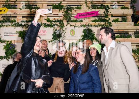 Emilia Schüle, Rurik Gislason, Karoline Herfurth, Dilara Aylin Ziem, Malick Bauer, Ilknur Boyraz und Samuel Schneider Schauspielerin machen Handy Fotos zu Gast auf der Medienboard Party im Holzmarkt in Berlin auf den 75.Internationale Filmfestspiele am 15.02.2025 in Berlin Berlin Deutschland *** Emilia Schüle, Rurik Gislason, Karoline Herfurth, Dilara Aylin Ziem, Malick Bauer, Ilknur Boyraz und Samuel Schneider Schauspielerin machen Handyfotos als Gäste auf der Medienboard Party am Holzmarkt in Berlin beim 75. internationalen Filmfestival Berlin am 15. 02 2025 in Berlin Stockfoto