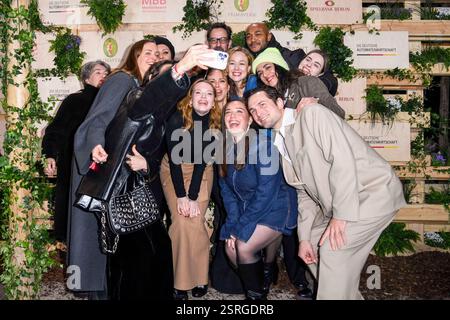 Emilia Schüle, Rurik Gislason, Karoline Herfurth, Dilara Aylin Ziem, Malick Bauer, Ilknur Boyraz und Samuel Schneider Schauspielerin machen Handy Fotos zu Gast auf der Medienboard Party im Holzmarkt in Berlin auf den 75.Internationale Filmfestspiele am 15.02.2025 in Berlin Berlin Deutschland *** Emilia Schüle, Rurik Gislason, Karoline Herfurth, Dilara Aylin Ziem, Malick Bauer, Ilknur Boyraz und Samuel Schneider Schauspielerin machen Handyfotos als Gäste auf der Medienboard Party am Holzmarkt in Berlin beim 75. internationalen Filmfestival Berlin am 15. 02 2025 in Berlin Stockfoto