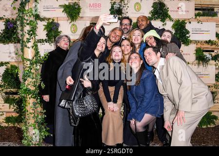 Emilia Schüle, Rurik Gislason, Karoline Herfurth, Dilara Aylin Ziem, Malick Bauer, Ilknur Boyraz und Samuel Schneider Schauspielerin machen Handy Fotos zu Gast auf der Medienboard Party im Holzmarkt in Berlin auf den 75.Internationale Filmfestspiele am 15.02.2025 in Berlin Berlin Deutschland *** Emilia Schüle, Rurik Gislason, Karoline Herfurth, Dilara Aylin Ziem, Malick Bauer, Ilknur Boyraz und Samuel Schneider Schauspielerin machen Handyfotos als Gäste auf der Medienboard Party am Holzmarkt in Berlin beim 75. internationalen Filmfestival Berlin am 15. 02 2025 in Berlin Stockfoto