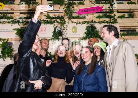 Emilia Schüle, Rurik Gislason, Karoline Herfurth, Dilara Aylin Ziem, Malick Bauer, Ilknur Boyraz und Samuel Schneider Schauspielerin machen Handy Fotos zu Gast auf der Medienboard Party im Holzmarkt in Berlin auf den 75.Internationale Filmfestspiele am 15.02.2025 in Berlin Berlin Deutschland *** Emilia Schüle, Rurik Gislason, Karoline Herfurth, Dilara Aylin Ziem, Malick Bauer, Ilknur Boyraz und Samuel Schneider Schauspielerin machen Handyfotos als Gäste auf der Medienboard Party am Holzmarkt in Berlin beim 75. internationalen Filmfestival Berlin am 15. 02 2025 in Berlin Stockfoto