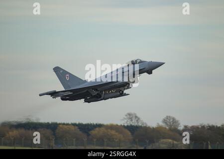 Eurofighter Typhoon Flugzeuge in RAF Royal Air Force Farben starten im Flug, England, Großbritannien, Europa Stockfoto
