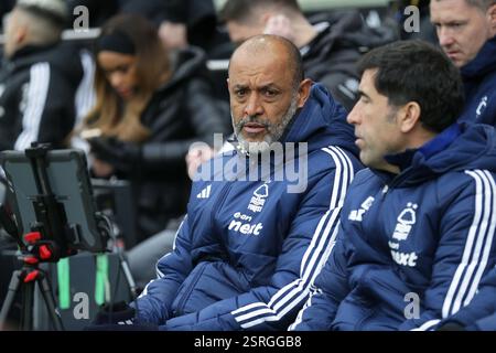 London, Großbritannien. Februar 2025. Craven Cottage, 15. Februar 2025: Manager Nuno Espirito Santo von Nottingham Forest während des Premier League-Spiels zwischen Fulham und Nottingham Forest im Craven Cottage am 15. Februar 2025 in London. (Pedro Soares/SPP) Credit: SPP Sport Press Photo. /Alamy Live News Stockfoto