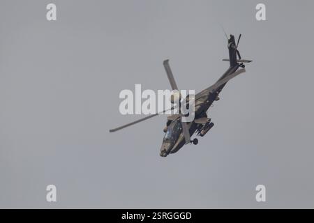 Agusta Westland AH-64 Apache Hubschrauberflugzeug in British Army Air Corps Farb Fliegen, England, Großbritannien, Europa Stockfoto