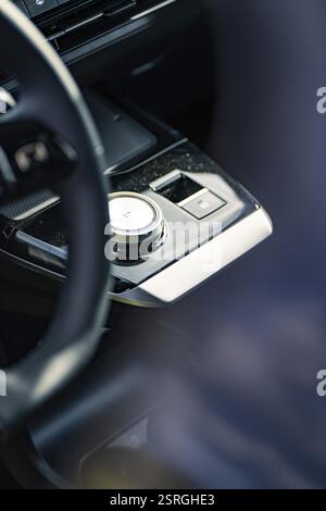 Nahaufnahme eines modernen Schalthebels und Armaturenbretts im eleganten Interieur, E-Car Sharing, Deer Mobility, MG4, Calw, Deutschland, Europa Stockfoto