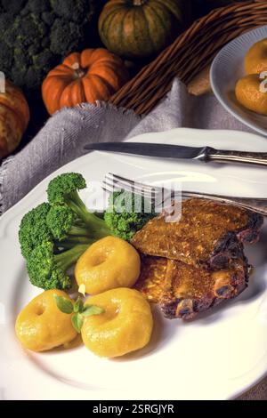 Knödel mit Kürbismus und gegrillten Rippchen Stockfoto