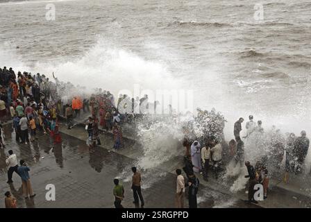 Menschen, die Hochwasser genießen, am Marine Drive, Bombay Mumbai, Maharashtra, Indien 23. Juli 2009 Stockfoto