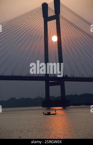 Boot im Fluss Ganges zurück zur neuen Howrah Vidyasagar Setu Brücke, Kalkutta, Westbengalen, Indien, Asien Stockfoto