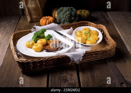Knödel mit Kürbismus und gegrillten Rippchen Stockfoto