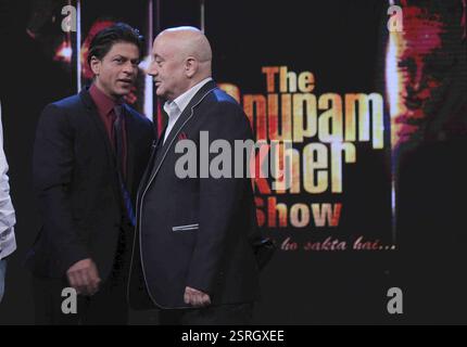 Bollywood-Schauspieler Shahrukh Khan und Anupam Kher auf den Sets der neuen Chat anzeigen Kuch Bhi Ho Sakta Hai in Mumbai Stockfoto