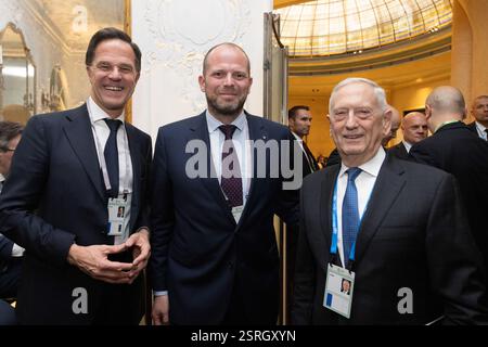 NATO-Generalsekretär Mark Rutte mit Theo Francken, belgischer Verteidigungsminister, und James Mattis, ehemaliger US-Verteidigungsminister Stockfoto