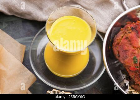 Mango Lassi, Joghurt oder Smoothie. Gesunde probiotische indischen beliebten Sommergetränk Stockfoto