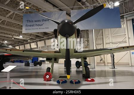 Supermarine Spitfire Mk Ia mit Mohnkränzen im RAF Museum London Stockfoto