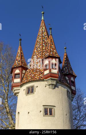Diebe-Turm mit wunderschönem Spitzdach mit bunten Fliesen von 1380, mit blauem Himmel im Hintergrund, in der Altstadt Lindau am Bodensee Stockfoto