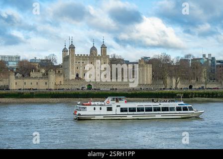 Tower of London über der Themse – ikonisches historisches Wahrzeichen, das Tradition und Innovation im Herzen Londons verbindet Stockfoto