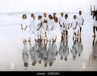 Mahatma Gandhi mit Mitarbeitern in Juhu Beach, Mumbai, Maharashtra, Indien, Asien, Mai 1944, Asien Stockfoto