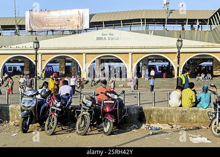 Mira Straße Bahnhof Eingang, Mumbai, Maharashtra, Indien, Asien Stockfoto