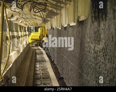 Unterirdisches Förderband mit gelber Maschine in einem Minentunnel, Bochum, Nordrhein-Westfalen, Deutschland, Europa Stockfoto