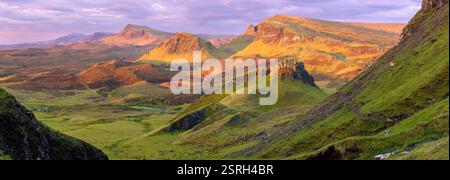 Frühlingssonnenaufgang im Quiraing mit herrlichem Panoramablick auf den Trotternish Ridge, Isle of Skye, Großbritannien. Stockfoto