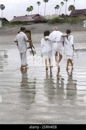 Mahatma Gandhi mit Mitarbeitern in Juhu Beach, Mumbai, Maharashtra, Indien, Asien, Mai 1944, Asien Stockfoto