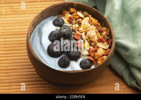 Gesundes Frühstückskonzept mit Flocken, blauer Spirulina und frischen Beeren Stockfoto