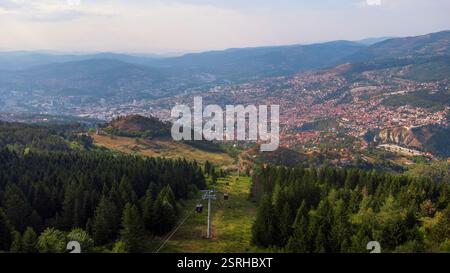 Panoramablick auf die Stadt Sarajevo, ein Touristenziel in Osteuropa. Blick aus der Ferne auf die Hauptstadt von Bosnien und Herzegowina Stockfoto